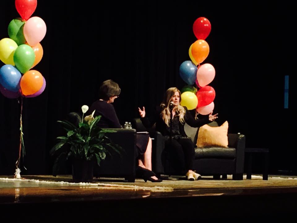 Kelly Clarkson Debuts New Book at Wyckoff YMCA Kelly Clarkson Debuts New Book at Wyckoff YMCA